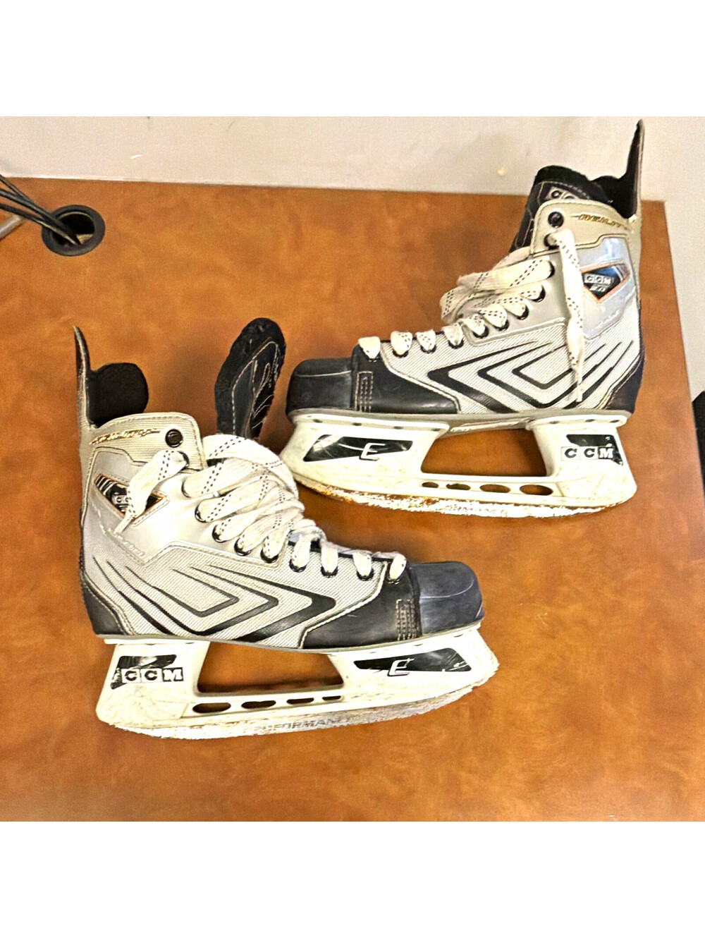 CCM 2.0 Senior Ice Hockey Skates Size 9 Silver/Black/White Stiff Flex